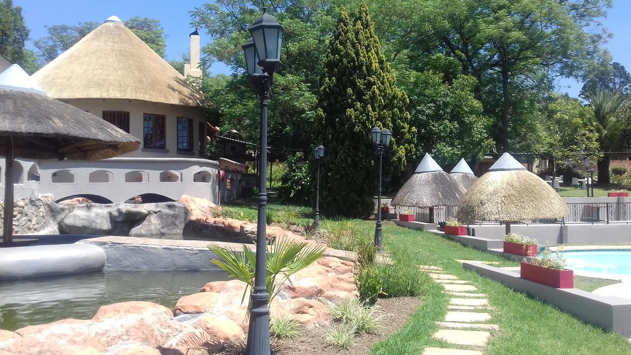 Beverly Hills Lodge Fourways Exterior photo