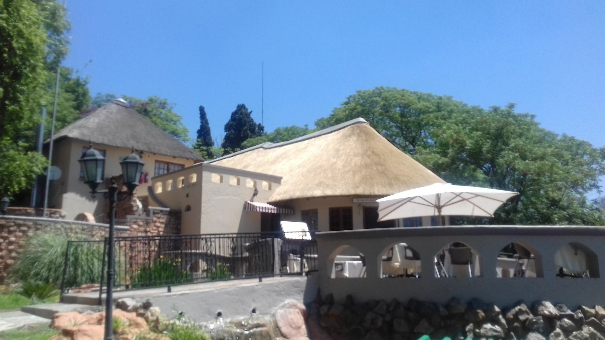 Beverly Hills Lodge Fourways Exterior photo