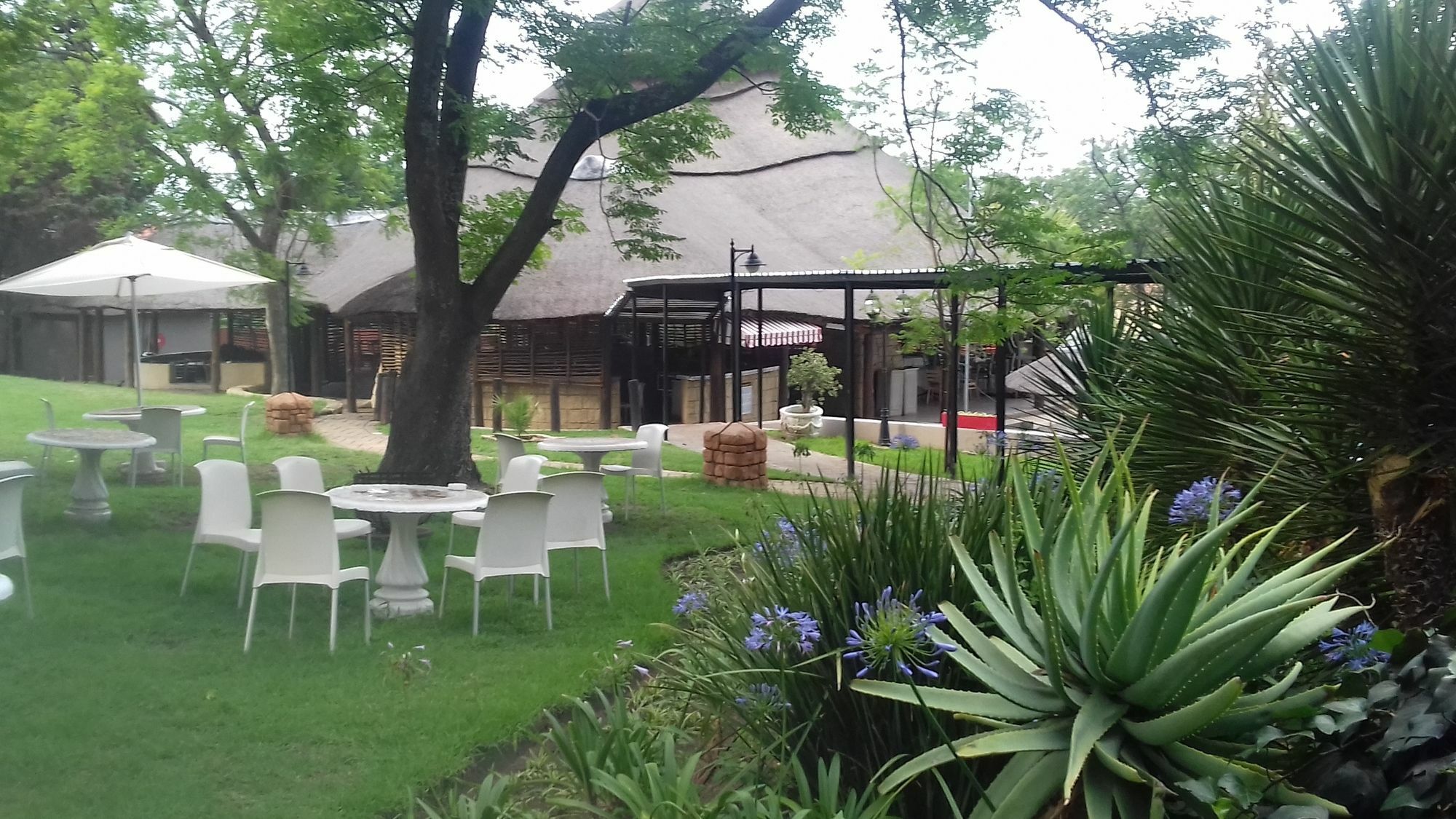 Beverly Hills Lodge Fourways Exterior photo